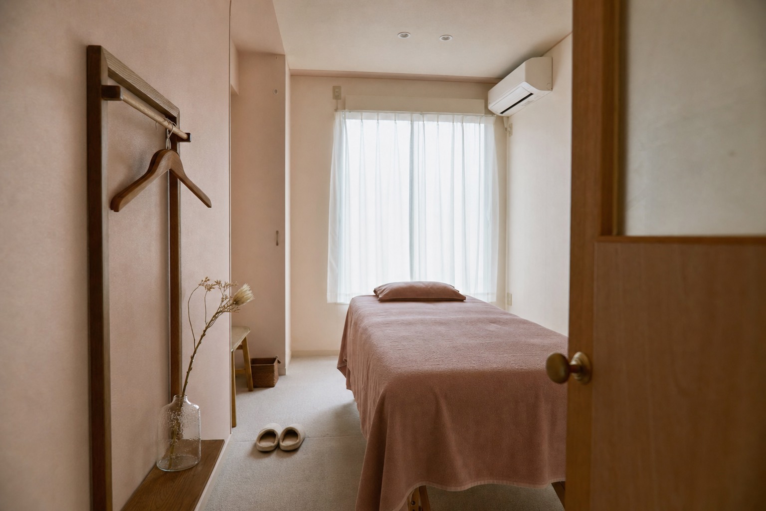 落ち着いた個室のフェイシャルベッド